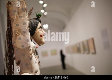 Madrid, Spain. 9th Dec, 2022. A sculpture titled ''Girlfriend'' seen during the opening of the exhibition by Guatemalan artist Margarita Azurdia. The Reina SofÃ-a Museum in Madrid inaugurated the exhibition ''Margarita Rita Rica Dinamita'' (1931 - 1998). The artist's exhibition of more than one hundred works is the first in Spain and Europe. It presents the unique work of a symbolic figure with a restless, playful, transgressive spirit that permeates the Guatemalan artistic context of the second half of the 20th century. Margarita's exhibited work is an extensive production that includes pa Stock Photo