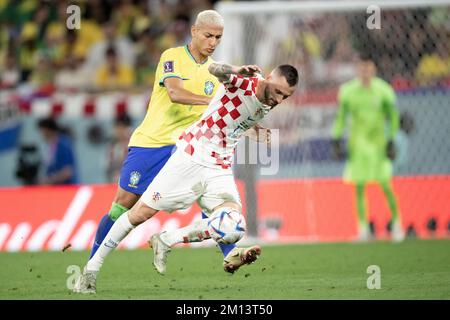 Doha, Qatar. 10th Dec, 2022. Richarlison of Brazil and Marcelo Brozovic of Croatia in action during the FIFA World Cup Qatar 2022 quarter final match between Croatia and Brazil at Education City Stadium on December 09, 2022 in Doha, Qatar. Photo by David Niviere/ABACAPRESS.COM Credit: Abaca Press/Alamy Live News Stock Photo