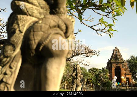 Decorative sculptures and a temple near Kertha Gosa pavilion in Semarapura, Klungkung, Bali, Indonesia. Stock Photo