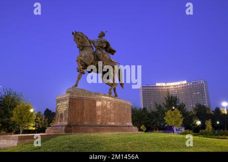 TASHKENT, UZBEKISTAN - SEPTEMBER 15, 2022: View of the monument to Amir Timur (Tamerlane) and hotel 'Uzbekistan' on the evening twilight Stock Photo