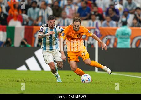 LUSAIL, QATAR - DECEMBER 9: Blind Daley of Netherlands battles for the ball withRodrigo De Paul of Argentina during the FIFA World Cup Qatar 2022 quarter final match between Netherlands and Argentina at Lusail Stadium on December 09, 2022 in Lusail, Qatar. (Photo by Florencia Tan Jun/PxImages) Credit: Px Images/Alamy Live News Stock Photo