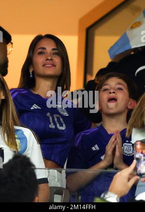 LUSAIL CITY, QATAR - DECEMBER 09: FIFA World Cup Qatar 2022 quarter final match between Netherlands and Argentina at Lusail Stadium on December 09, 2022 in Lusail City, Qatar. Katar Niederlande Argentinien  Antonella Roccuzzo wife of Lionel Messi of Argentina  Fussball WM  2022 in Qatar  FIFA Football World Cup 2022 © diebilderwelt / Alamy Stock Stock Photo