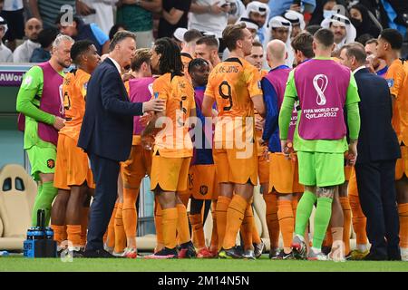 coach Louis VAN GAAL (NED) with player, Nathan AKE (NED), gesture, gives instructions. Quarter finals, quarter finals, game 57, Netherlands (NED) - Argentina (ARG) 3-4 iE on December 9th, 2022, Lusail Stadium Football World Cup 20122 in Qatar from November 20th. - 18.12.2022 ? Credit: dpa picture alliance/Alamy Live News Stock Photo