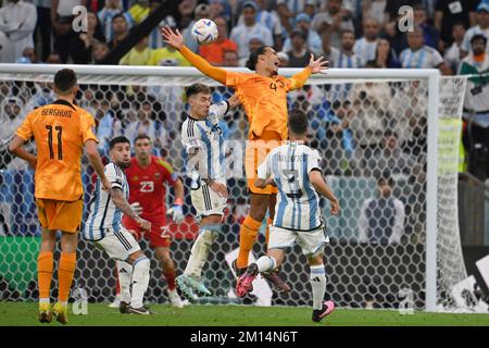 v.re:TAGLIAFICO Nicolas (ARG), Virgil VAN DIJK (NED), MARTINEZ Lisandro (ARG), action, duels. Quarter finals, quarter finals, game 57, Netherlands (NED) - Argentina (ARG) 3-4 iE on December 9th, 2022, Lusail Stadium Football World Cup 20122 in Qatar from November 20th. - 18.12.2022 ? Credit: dpa picture alliance/Alamy Live News Stock Photo
