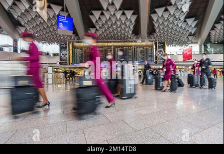 08 December 2022, Hessen, Frankfurt/Main: Flying personnel of the airline Qatar Airways walk through Terminal 1. Photo: Andreas Arnold/dpa Stock Photo