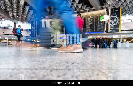 08 December 2022, Hessen, Frankfurt/Main: Travelers pass through Terminal 1. Photo: Andreas Arnold/dpa Stock Photo