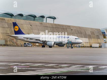 08 December 2022, Hessen, Frankfurt/Main: A Lufthansa aircraft stands in front of the Lufthansa Technik maintenance hangar. Photo: Andreas Arnold/dpa Stock Photo