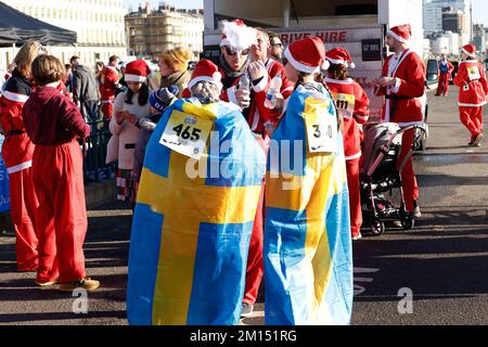 Hove Promenade, City of Brighton & Hove, East Sussex, UK. A seasonal charity run for the Royal Alexandra Children's Hospital in the City of Brighton & Hove and also in support of children's healthcare settings across Sussex, UK. They are the chosen charity for Brighton Santa Dash which is organized by John Gladwin. 10th December 2022 Stock Photo