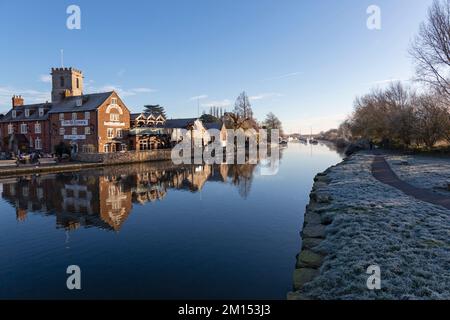 Wareham, Dorset UK. 10th December 2022. UK weather: a cold frosty morning at Wareham, Dorset over the River Frome. The Old Granary pub and restaurant on the Quay. Credit: Carolyn Jenkins/Alamy Live News Stock Photo