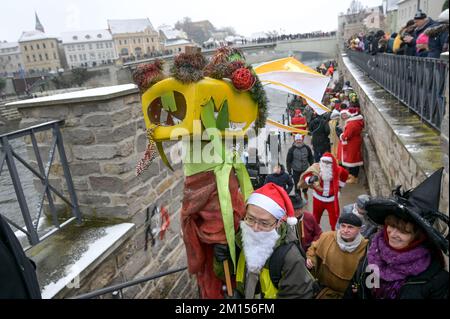 Bernburg, Germany. 10th Dec, 2022. Chinese students from the Anhalt University of Applied Sciences take part in the Christmas parade with a Chinese kite. Traditionally, Santa Claus and his entourage arrive at the monastery Christmas on water on the Saale. Credit: Heiko Rebsch/dpa/Alamy Live News Stock Photo