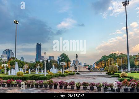 Bangkok, Thailand - Dec 8, 2022 :  Monument of King Rama VI located in front of Lumpini Park. There are beautifully decorated with lights. Due to the Stock Photo