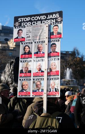 Trafalgar Square, London, UK. 10th Dec 2022. Anti vaccine protesters in Trafalgar Square, London. Credit: matthew Chattle/Alamy Live News Stock Photo