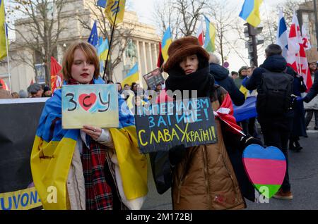 The Union of Ukrainians in France has brought together for this march of support unions and political parties with personalities: Y.Jadot, F.Béchieau Stock Photo