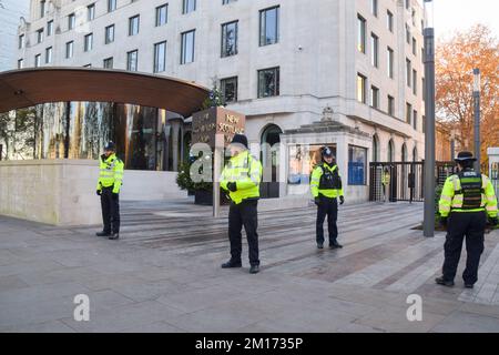 London, UK. 10th December 2022. Police officers stand guard outside New Scotland Yard during a Just Stop Oil protest. Credit: Vuk Valcic/Alamy Live News Stock Photo