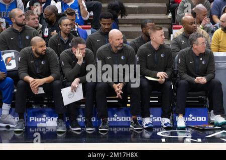 Chicago, USA. 10th Dec, 2022. Dallas Mavericks Head Coach Jason Kidd and the Dallas Mavericks coaching staff on the bench during the game between the Chicago Bulls and Dallas Mavericks on Saturday December 10, 2022 at the United Center, Chicago, USA. (NO COMMERCIAL USAGE) (Foto: Shaina Benhiyoun/Sports Press Photo/C - ONE HOUR DEADLINE - ONLY ACTIVATE FTP IF IMAGES LESS THAN ONE HOUR OLD - Alamy) Credit: SPP Sport Press Photo. /Alamy Live News Stock Photo