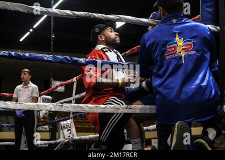 Lubbock, TX, USA. 10th Dec, 2022. A coach gives his boxer instruction between rounds. (Credit Image: © Adam DelGiudice/ZUMA Press Wire) Credit: ZUMA Press, Inc./Alamy Live News Stock Photo