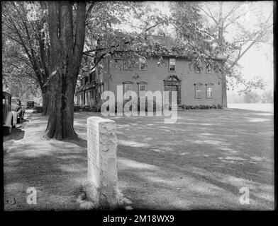 Tablet in front of the Reverend John Williams House, Albany Road, Old Deerfield, Mass. , Houses, Historic buildings, Historical markers, Williams, John, 1664-1729.  Leon Abdalian Collection Stock Photo