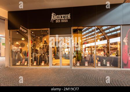 Mondovì, Cuneo, Italy - December 07, 2022: Boxeurs des rues store , french-Italian streetwear and sportswear brand, in Mondovicino outlet village Stock Photo