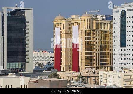 Doha, Katar. 11th Dec, 2022. Qatari flag, flags, flags hanging on a high-rise building, Football World Cup 2022 in Qatar from 20.11. - 18.12.2022 ? Credit: dpa/Alamy Live News Stock Photo