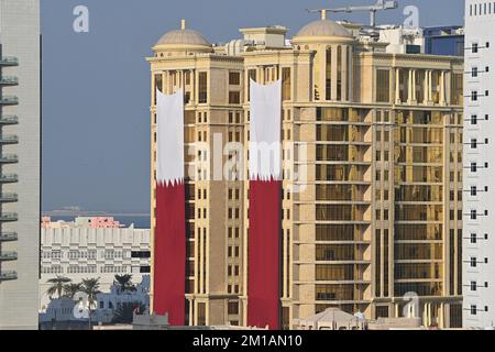 Doha, Katar. 11th Dec, 2022. Qatari flag, flags, flags hanging on a high-rise building, Football World Cup 2022 in Qatar from 20.11. - 18.12.2022 ? Credit: dpa/Alamy Live News Stock Photo