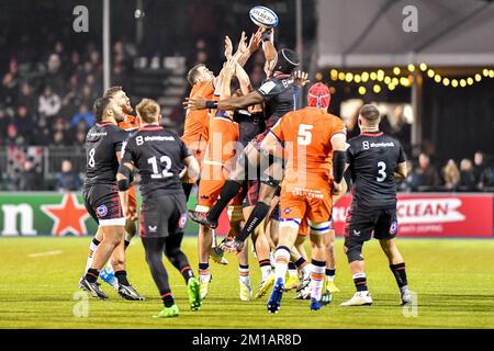 London, UK. 11th Dec, 2022. The high ball goes loose with many hands reaching out and Maro Itoje of Saracens calming the ball during the European Rugby Champions Cup match between Saracens and Edinburgh at the StoneX Stadium, London, England on 11 December 2022. Photo by Phil Hutchinson. Editorial use only, license required for commercial use. No use in betting, games or a single club/league/player publications. Credit: UK Sports Pics Ltd/Alamy Live News Stock Photo