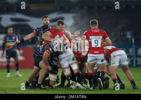 Swansea, UK. 11th Dec, 2022. Leicester driving maul during the Ospreys v Leicester Champions Cup rugby match. Credit: Gruffydd Thomas/Alamy Live News Stock Photo