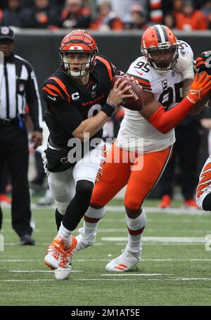 November 22, 2020: Cincinnati Bengals quarterback Joe Burrow (9) runs throw  the arm tackle of Washington Football Team safety Troy Apke (30) during the  NFL Game between the Cincinnati Bengals and Washington