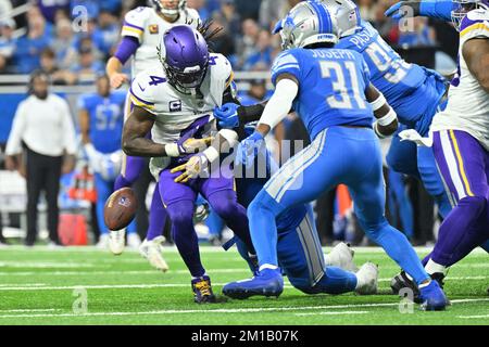 DETROIT, MI - DECEMBER 11: Minnesota Vikings tight end T.J. Hockenson (87)  runs wide with a reception during the Detroit Lions versus the Minnesota Vikings  game on Sunday December 11, 2022 at