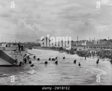 JUNO BEACH, NORMANDY, FRANCE - 06 June 1944 - The British 2nd Army: Second wave troops of 9th Canadian Infantry Brigade, probably Highland Light Infan Stock Photo