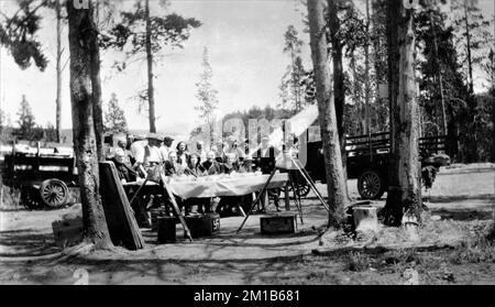 ANN LITTLE LEONARD CLAPHAM (later TOM LONDON) and EDITH STAYART on set location candid having lunch with Cast and Crew during filming in Yellowstone National Park of the lost 15 Chapter Silent Serial NAN OF THE NORTH 1922 director DUKE WORNE writer Karl R. Coolidge Arrow Film Corporation Stock Photo