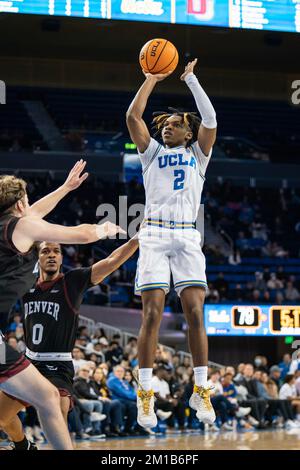 UCLA guard Dylan Andrews (2) shoots over Oregon during the first half ...