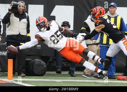 CLEVELAND, OH - OCTOBER 09: Cleveland Browns tight end David Njoku (85)  runs after making a catch during the fourth quarter of the National  Football League game between the Los Angeles Chargers