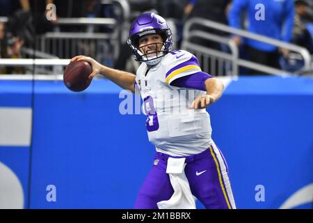 DETROIT, MI - DECEMBER 11: Minnesota Vikings tight end T.J. Hockenson (87)  runs wide with a reception during the Detroit Lions versus the Minnesota Vikings  game on Sunday December 11, 2022 at