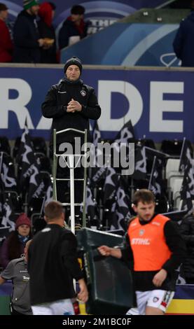 Swansea, UK. 11th Dec, 2022. Steve Borthwick, the head coach of Leicester Tigers rugby team looks on during some lineout practice before the game. Heineken champions cup round one, Pool B match, Ospreys v Leicester Tigers at the Swansea.com stadium in Swansea, South Wales on Saturday 11th December 2022. pic by Andrew Orchard/Andrew Orchard sports photography/Alamy Live news Credit: Andrew Orchard sports photography/Alamy Live News Stock Photo