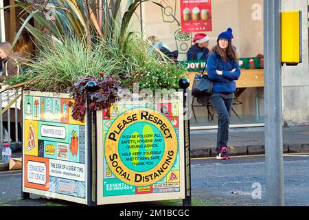 Edinburgh, Scotland, UK 11h December, 2022.  Night time Christmas fairs in Edinburgh saw tourists and locals crowd the attractions. Credit Gerard Ferry/Alamy Live News Stock Photo