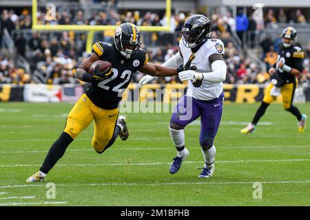 Baltimore Ravens linebacker Patrick Queen (6) walks back to the line of  scrimmage during a NFL football game against the Tampa Bay  Buccaneers,Thursday, Oct. 27, 2022 in Tampa, Fla. (AP Photo/Alex Menendez