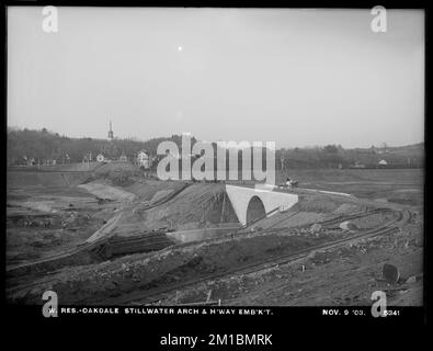 Wachusett Reservoir, Stillwater Arch and highway embankment, Oakdale, West Boylston, Mass., Nov. 9, 1903 , waterworks, reservoirs water distribution structures, construction sites, arch bridges Stock Photo