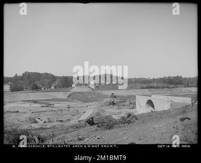 Wachusett Reservoir, Stillwater River Bridge and road fill, arch and highway embankment, Oakdale, West Boylston, Mass., Oct. 14, 1903 , waterworks, reservoirs water distribution structures, construction sites, arch bridges Stock Photo