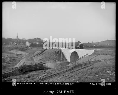 Wachusett Reservoir, Stillwater Arch and highway embankment, Oakdale, West Boylston, Mass., Nov. 9, 1903 , waterworks, reservoirs water distribution structures, construction sites, arch bridges Stock Photo