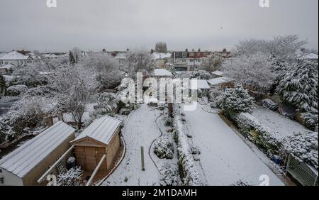 Wimbledon, London, UK. 12 December 2022. Snow falls in Wimbledon, south west London, for the first time this winter as freezing conditions continue in the UK. Credit: Malcolm Park/Alamy Live News Stock Photo