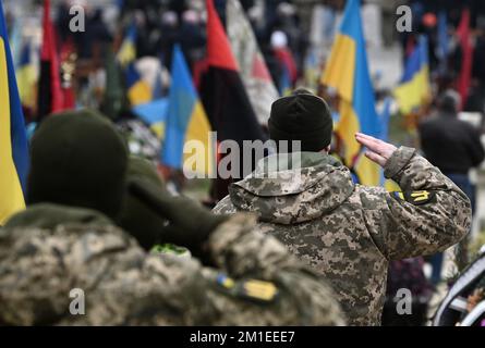 Ukrainian soldiers giving salute. Flag of Ukraine. Armed Forces of ...