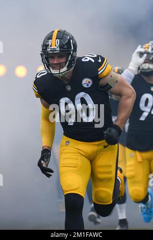 Pittsburgh Steelers outside linebacker T.J. Watt (90) runs from Kansas City  Chiefs tight end Tr …