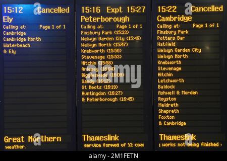 An information board at King's Cross station, London, as travel chaos struck across large parts of the UK on Monday as ice, fog and snow caused disruption following the coldest night of the year so far. Picture date: Monday December 12, 2022. Stock Photo