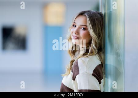 Duesseldorf, Germany. 12th Dec, 2022. Julia Beautx (civil name Julia Willecke), Youtuber and actress, photographed during a dpa interview. Beautx plays the lead role in the ZDF series 'Gestern waren wir noch Kinder' ('Yesterday we were still children'), which will be shown from Dec. 30, 2022. Credit: Rolf Vennenbernd/dpa/Alamy Live News Stock Photo