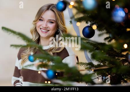 Duesseldorf, Germany. 12th Dec, 2022. Julia Beautx (civil name Julia Willecke), Youtuber and actress, photographed during a dpa interview. Beautx plays the lead role in the ZDF series 'Gestern waren wir noch Kinder' ('Yesterday we were still children'), which will be shown from Dec. 30, 2022. Credit: Rolf Vennenbernd/dpa/Alamy Live News Stock Photo