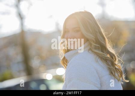 Duesseldorf, Germany. 12th Dec, 2022. Julia Beautx (civil name Julia Willecke), Youtuber and actress, photographed during a dpa interview. Beautx plays the lead role in the ZDF series 'Gestern waren wir noch Kinder' ('Yesterday we were still children'), which will be shown from Dec. 30, 2022. Credit: Rolf Vennenbernd/dpa/Alamy Live News Stock Photo