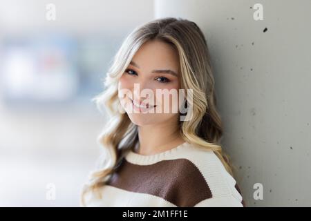 Duesseldorf, Germany. 12th Dec, 2022. Julia Beautx (civil name Julia Willecke), Youtuber and actress, photographed during a dpa interview. Beautx plays the lead role in the ZDF series 'Gestern waren wir noch Kinder' ('Yesterday we were still children'), which will be shown from Dec. 30, 2022. Credit: Rolf Vennenbernd/dpa/Alamy Live News Stock Photo