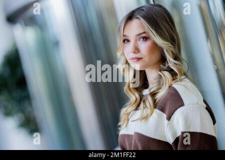 Duesseldorf, Germany. 12th Dec, 2022. Julia Beautx (civil name Julia Willecke), Youtuber and actress, photographed during a dpa interview. Beautx plays the lead role in the ZDF series 'Gestern waren wir noch Kinder' ('Yesterday we were still children'), which will be shown from Dec. 30, 2022. Credit: Rolf Vennenbernd/dpa/Alamy Live News Stock Photo