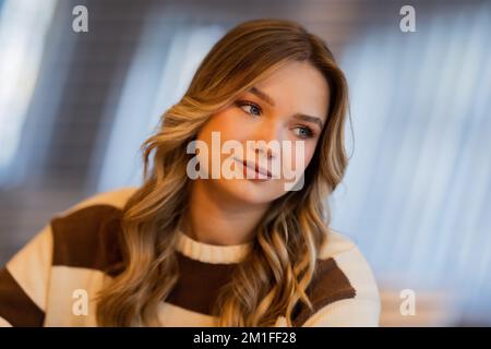 Duesseldorf, Germany. 12th Dec, 2022. Julia Beautx (civil name Julia Willecke), Youtuber and actress, photographed during a dpa interview. Beautx plays the lead role in the ZDF series 'Gestern waren wir noch Kinder' ('Yesterday we were still children'), which will be shown from Dec. 30, 2022. Credit: Rolf Vennenbernd/dpa/Alamy Live News Stock Photo