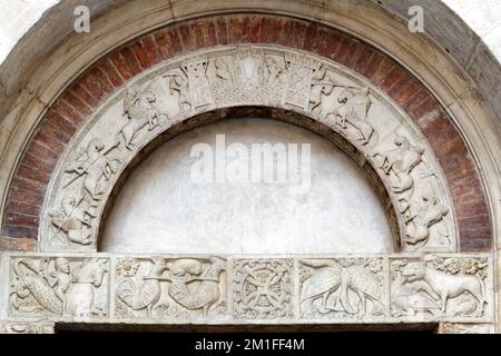 Porta della Pescheria (Modena Cathedral) - King Arthur and Yder fighting to rescue Guinevere - from the ancient legend The Abduction of Guinevere Stock Photo